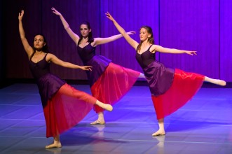 Tänzerin auf dem Boden beim Contemporary Dance