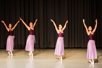 Ballett-Tänzerinnen in klassischer Pose