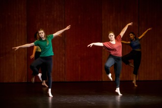 Ballett-Tänzerinnen in klassischer Pose