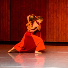 Tänzerin in dynamischer Pose beim Contemporary Dance
